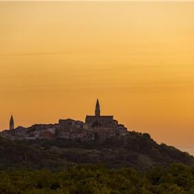 Luxury 4-Bedroom Villa with generous sized Infinity Pool near Buje, Istria. Sleeps 8
